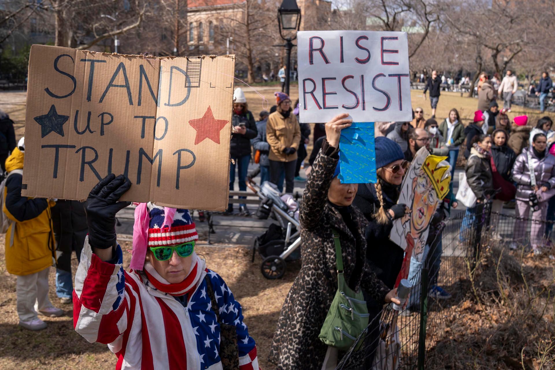 Mujeres protestan contra Trump en el 8M en EU: ‘Sin migrantes, no tendrías esposa’