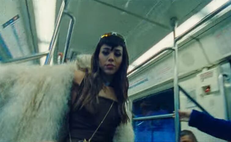 La cantante se subió a un vagon en el video de 'XT4S1S' (Foto: YouTube Danna Paola)