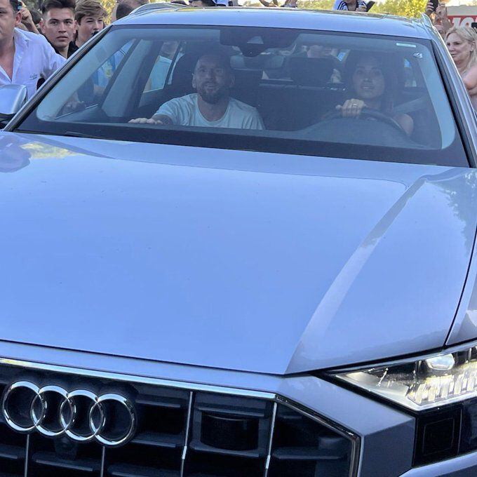 Messi y su esposa Antonela llegando a su casa en Rosario.