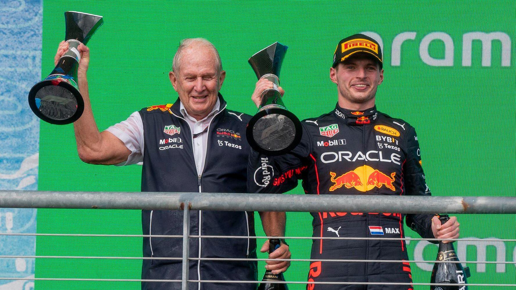 Helmut Marko, asesor de Red Bull, con Max Verstappen en un podio de F1.