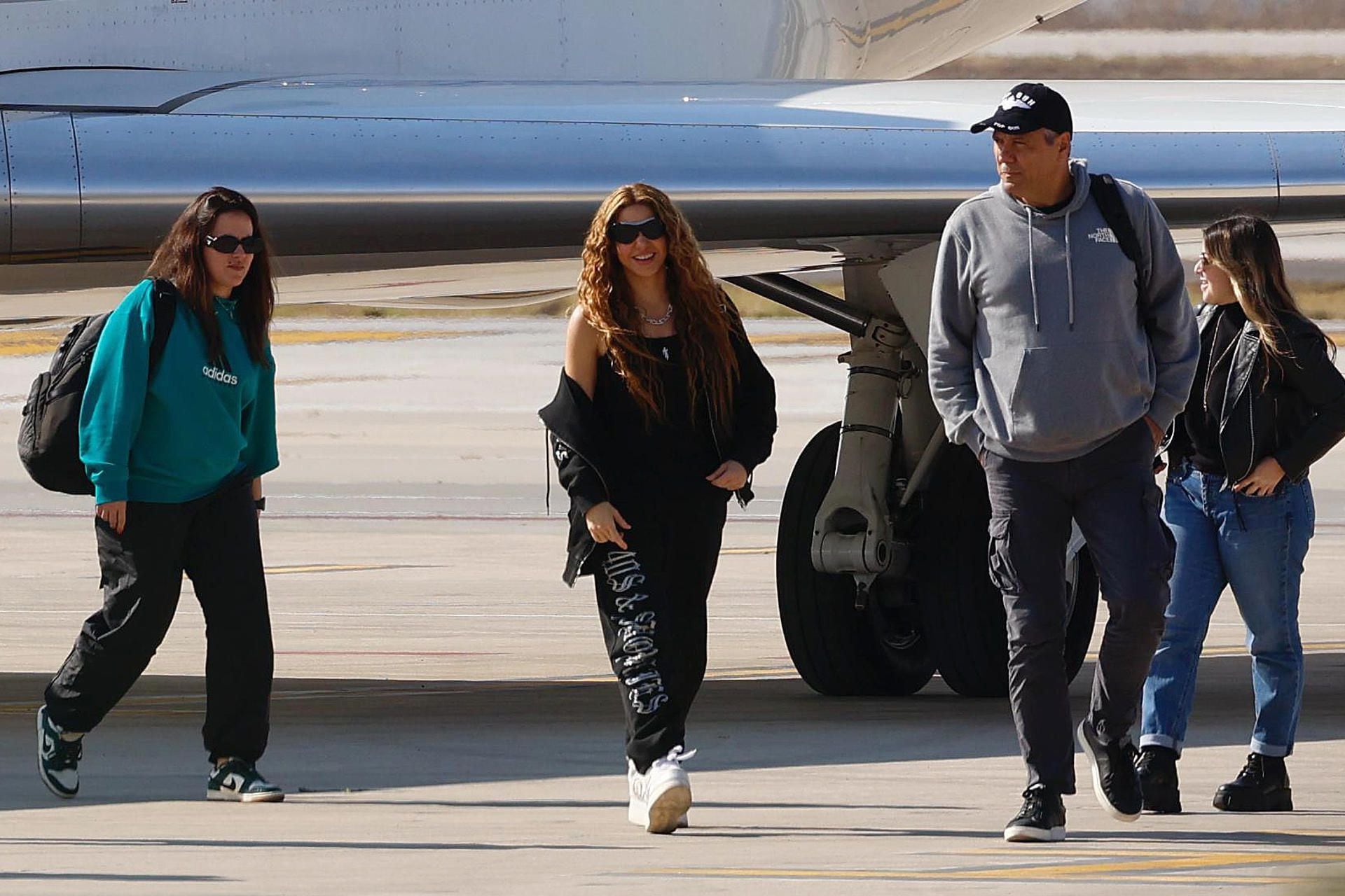 La cantante colombiana Shakira camina a su llegada al Aeropuerto Internacional Felipe Ángeles este martes, en Zumpango (México). Shakira llegó a la Ciudad de México donde se espera que se mude temporalmente para preparar su gira 'Las Mujeres Ya No Lloran World Tour', que iniciará el próximo 11 de febrero en Brasil. EFE/ Sáshenka Gutiérrez