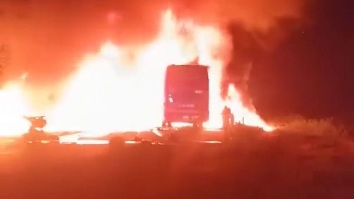 Accidente en carretera Escárcega-Villahermosa: Autobús choca contra tráiler y provocan incendio