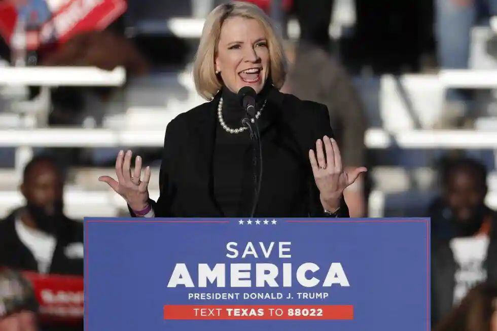 La comisionada de Tierras de Texas, Dawn Buckingham ofreció al gobierno federal sus tierras para las posibles deportaciones masivas. Foto: AP