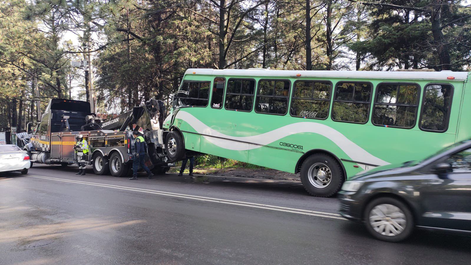 Caos vial en Tlalpan, CDMX: Camión de transporte público choca contra un tráiler; hay 17 lesionados