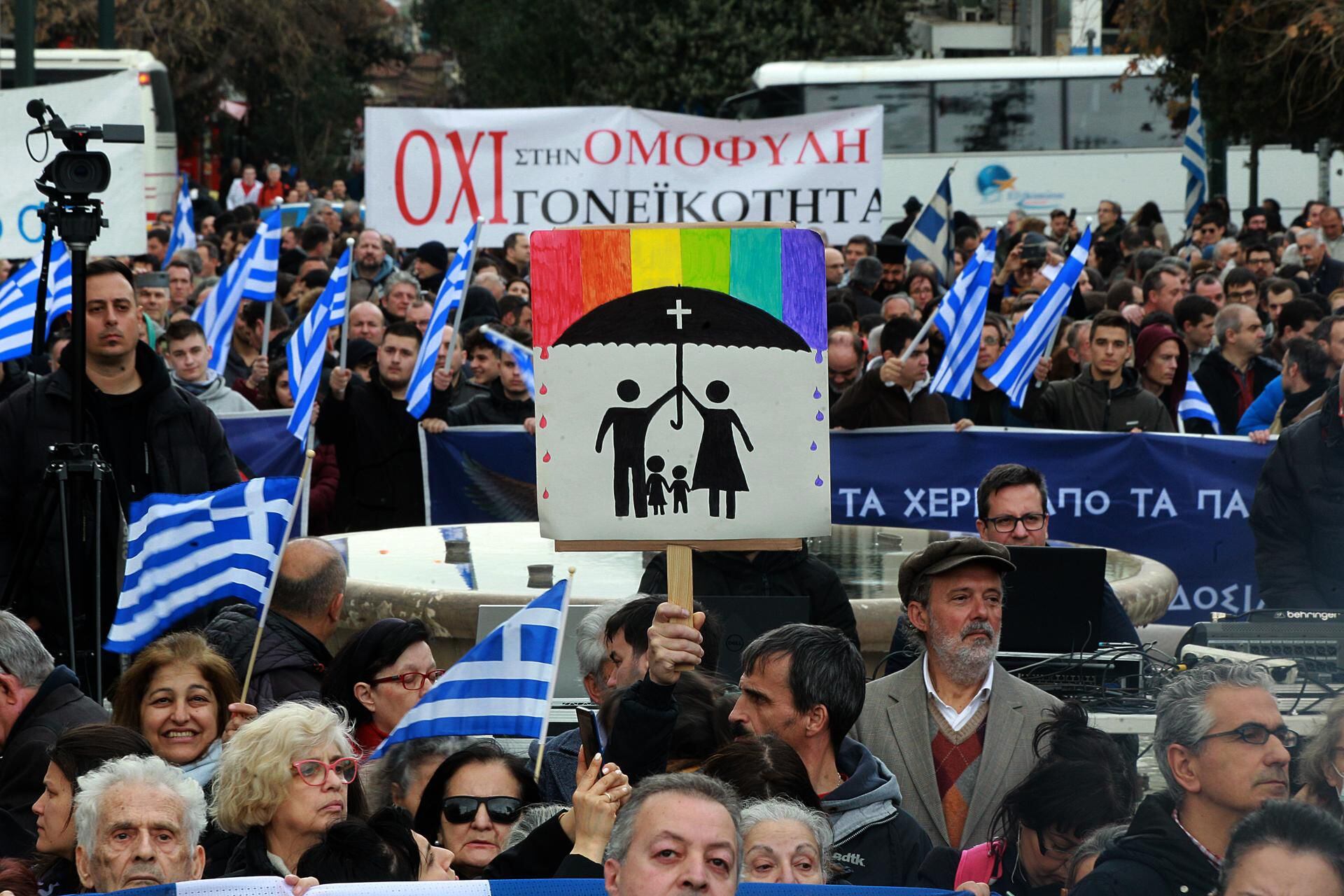 Miles de personas protestan en Atenas contra ley que legaliza el matrimonio homosexual. 