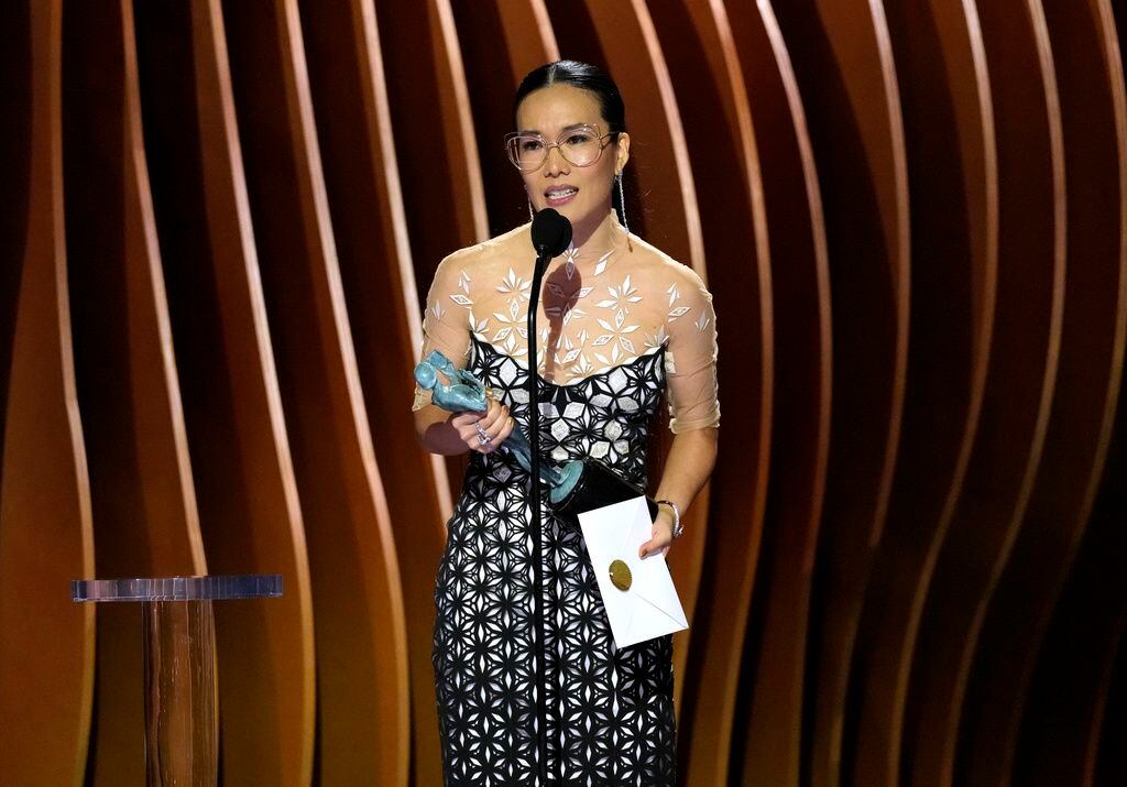 Ali Wong recibe el premio a mejor actriz en una película para televisión o serie limitada por 'Beef' en la 30a entrega anual de los Premios SAG del Sindicato de Actores de la Pantalla el sábado 24 de febrero de 2024 en el Shrine Auditorium en Los Ángeles. (Foto: AP/Chris Pizzello)