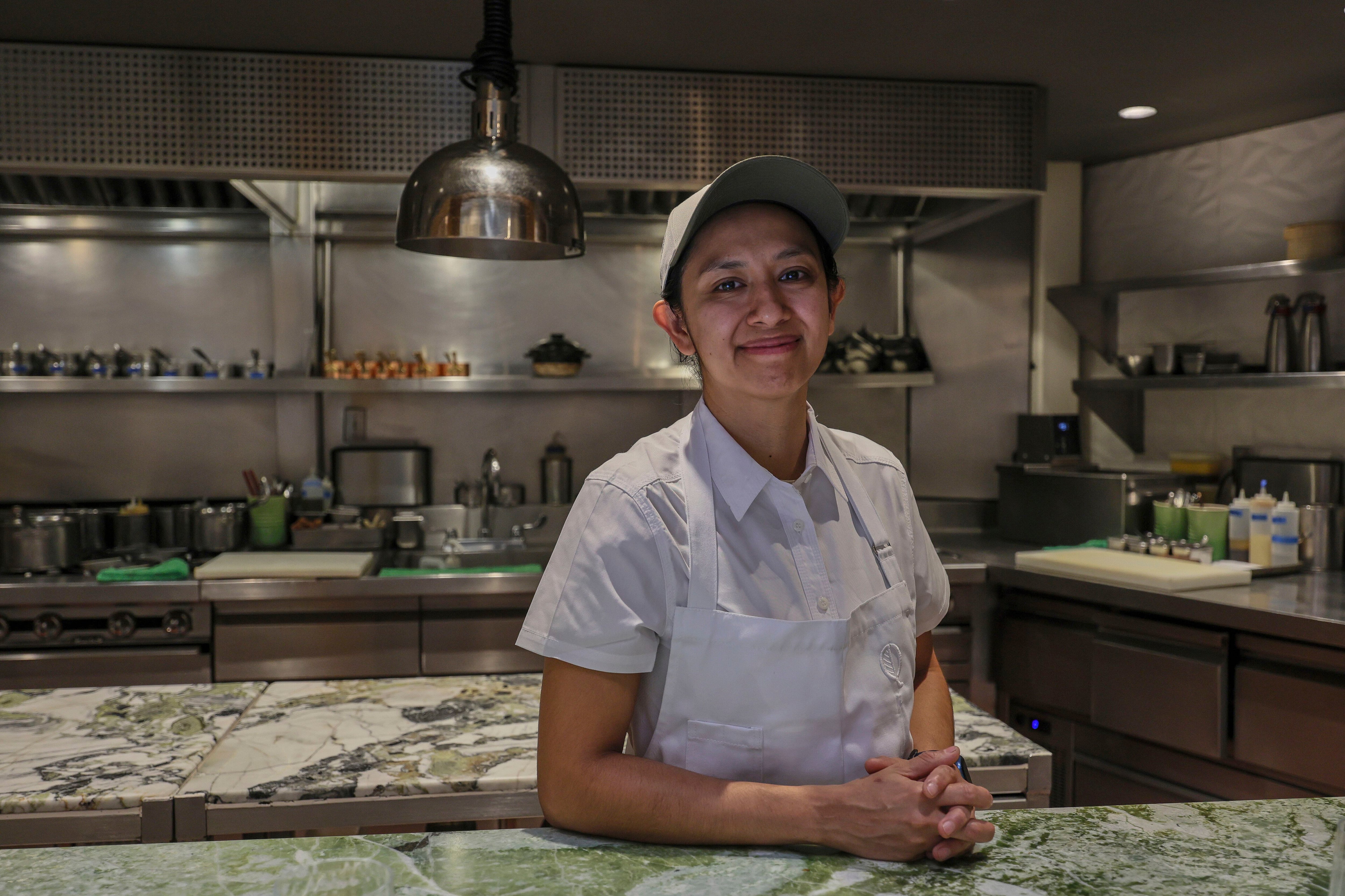 Geraldine Rodriguez, sous-chef del restaurante Quintonil, posa para una fotografía en la cocina, en la Ciudad de México, el 28 de febrero de 2025. (AP Foto/Ginnette Riquelme)