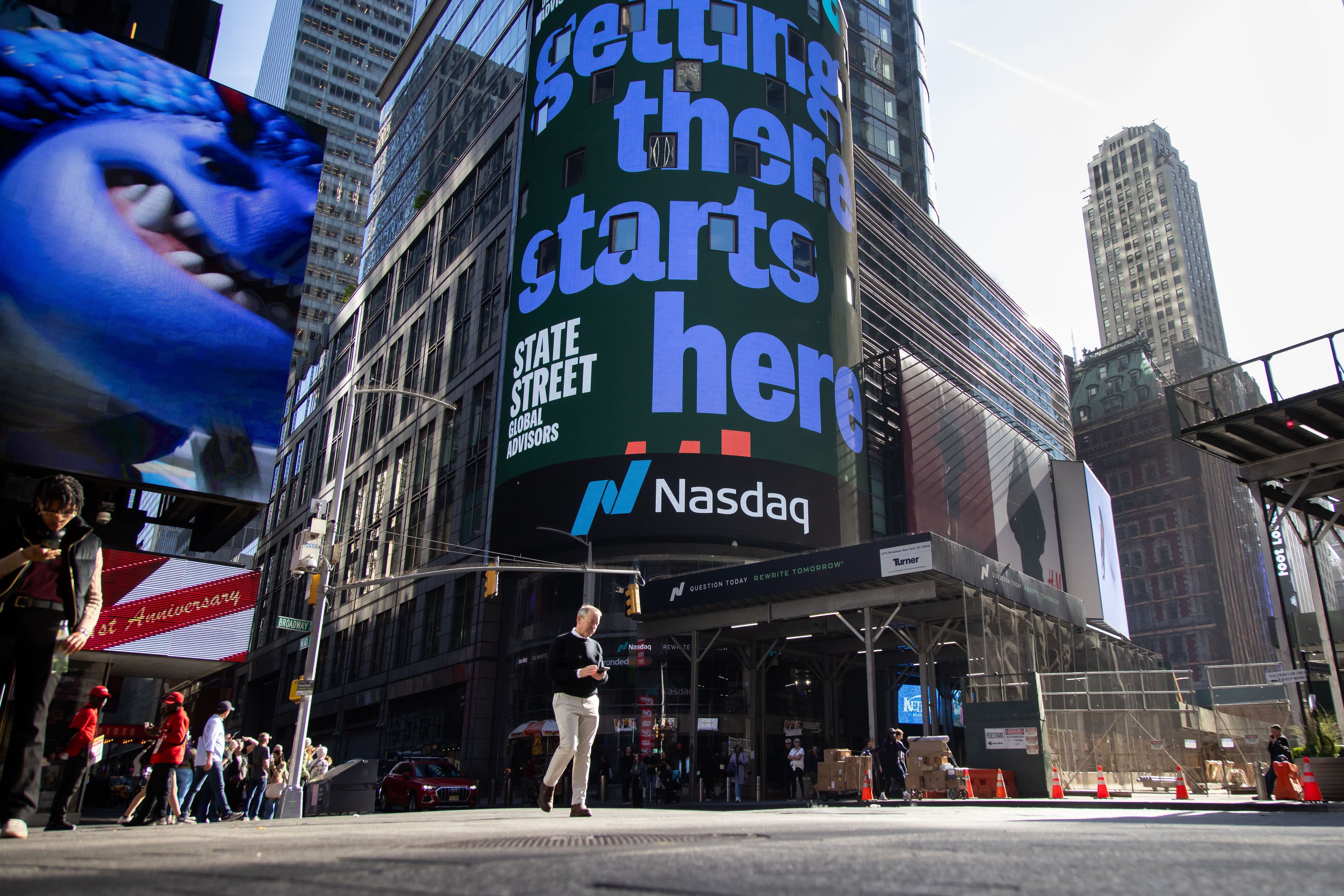 Wall Street ‘se nubla’ por amenaza arancelaria de Trump: Nasdaq baja 0.41%