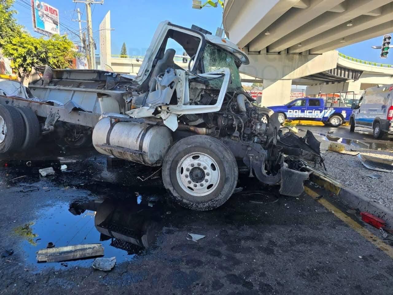 Una pipa cayó del puente Constituyentes, en Querétaro.(Foto:Protección Civil del municipio de Corregidora)