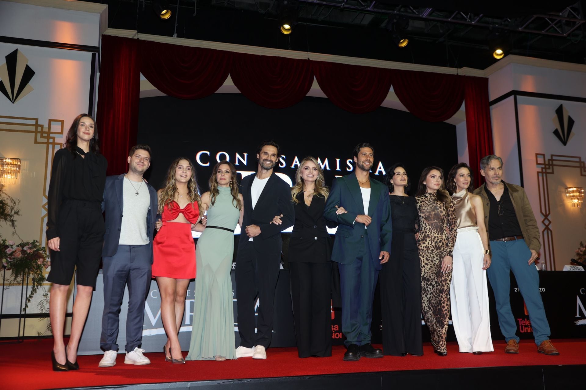 El elenco de la serie 'Con esa misma mirada' está compuesto por Angélica Rivera, Iván Sánchez, Diego Klein, entre otros.