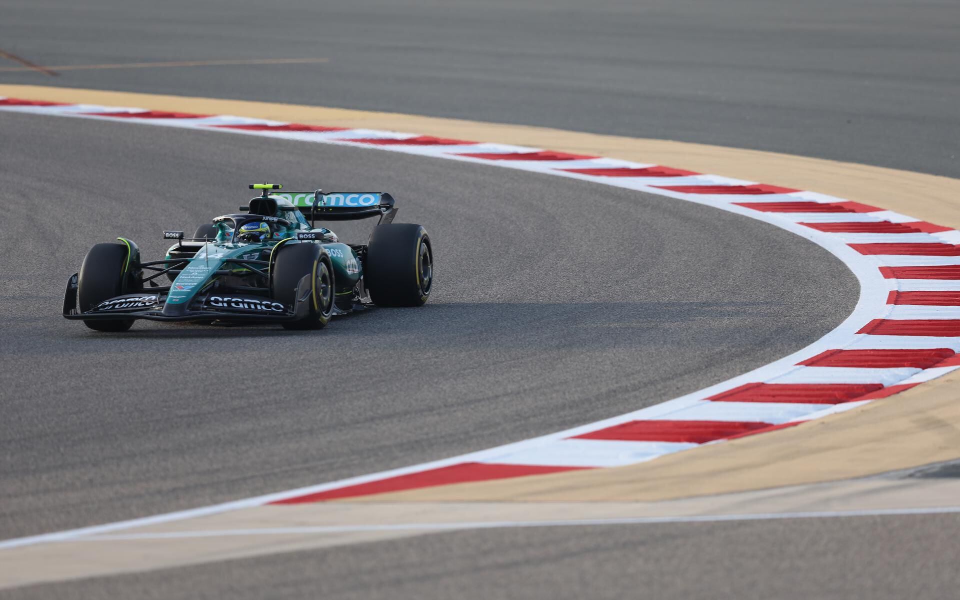 Fernando Alonso y Aston Martin  tuvieron una sanción que fue cancelada,  lo que alteró el resultado del Gran Premio de Arabia Saudita. (Foto: EFE) 