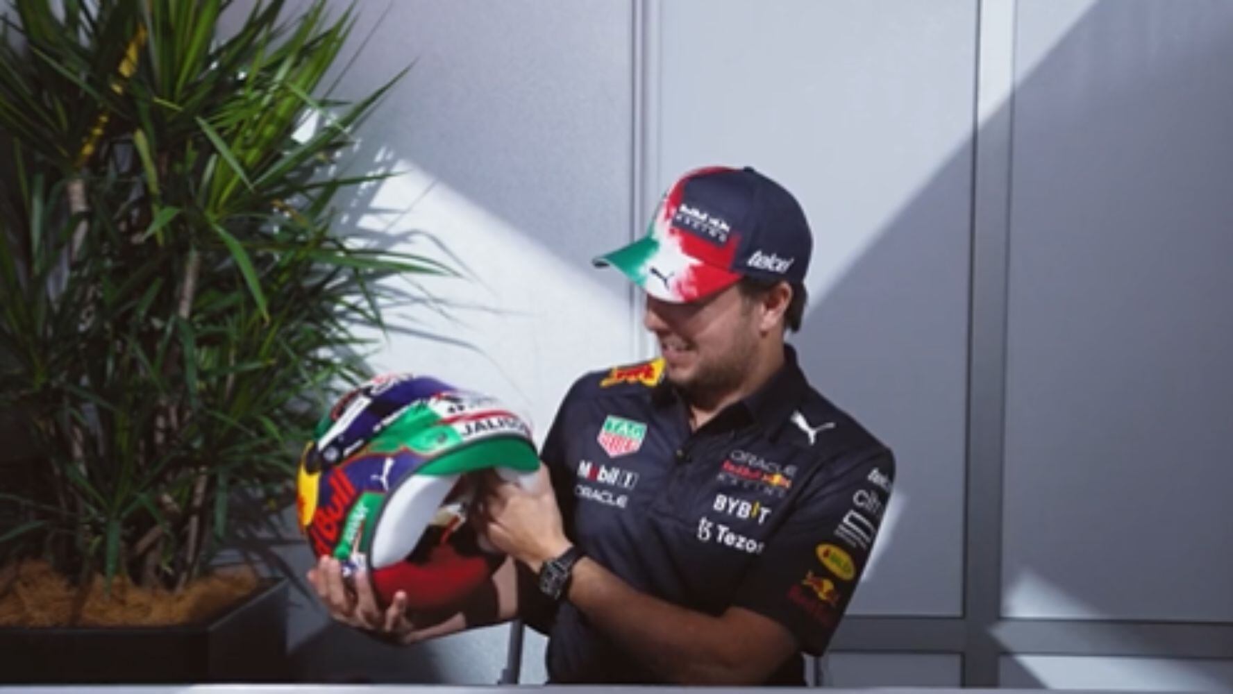 GP de México: ‘Checo’ Pérez presenta edición especial de su casco
