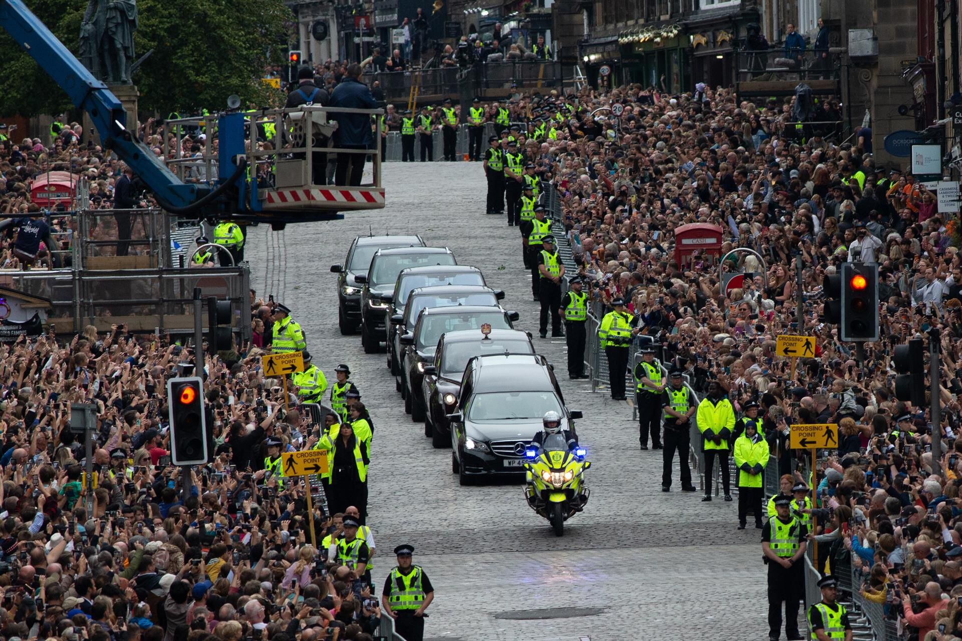 Muerte de Isabel II: Miles despiden a la reina en las calles de Edimburgo, Escocia