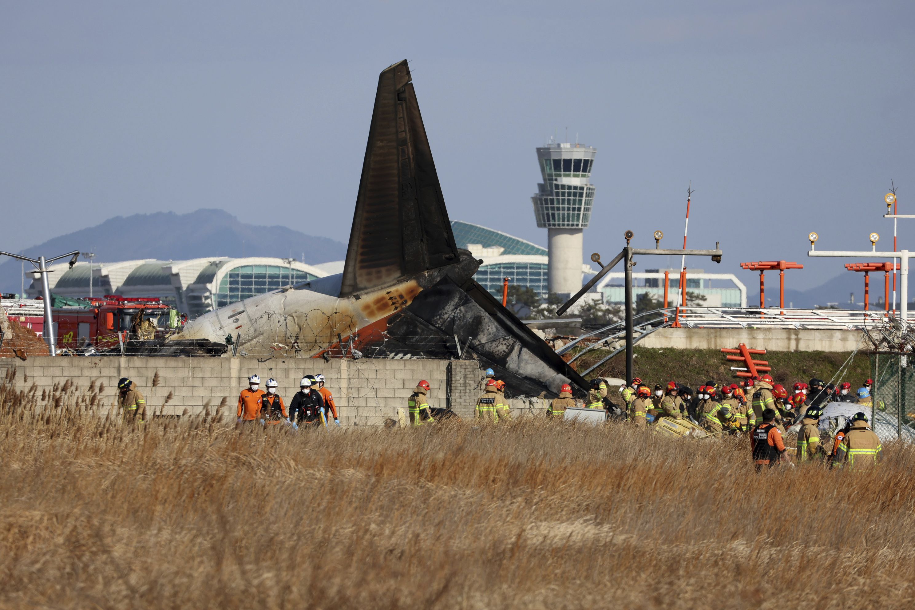 Bomberos y socorristas acudieron al Aeropuerto Internacional de Muan, en Corea del Sur, el domingo 29 de diciembre de 2024, luego de que un avión comercial se salió de la pista de aterrizaje, chocó contra un muro de concreto y se incendió.