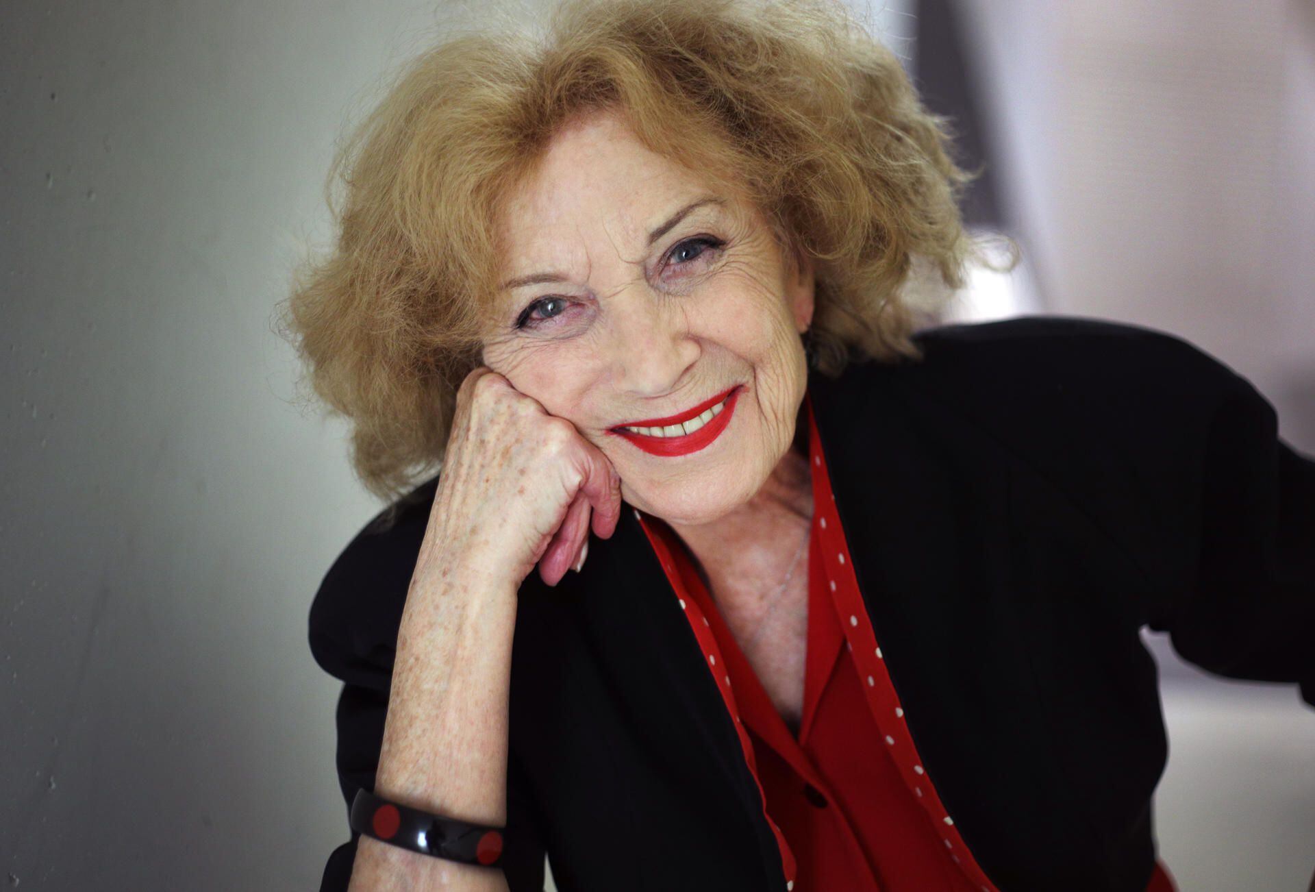 Marisa Paredes comenzó su carrera artística en la televisión pública española y tras ello comenzó a colaborar con importantes cineastas. (Foto: EFE)