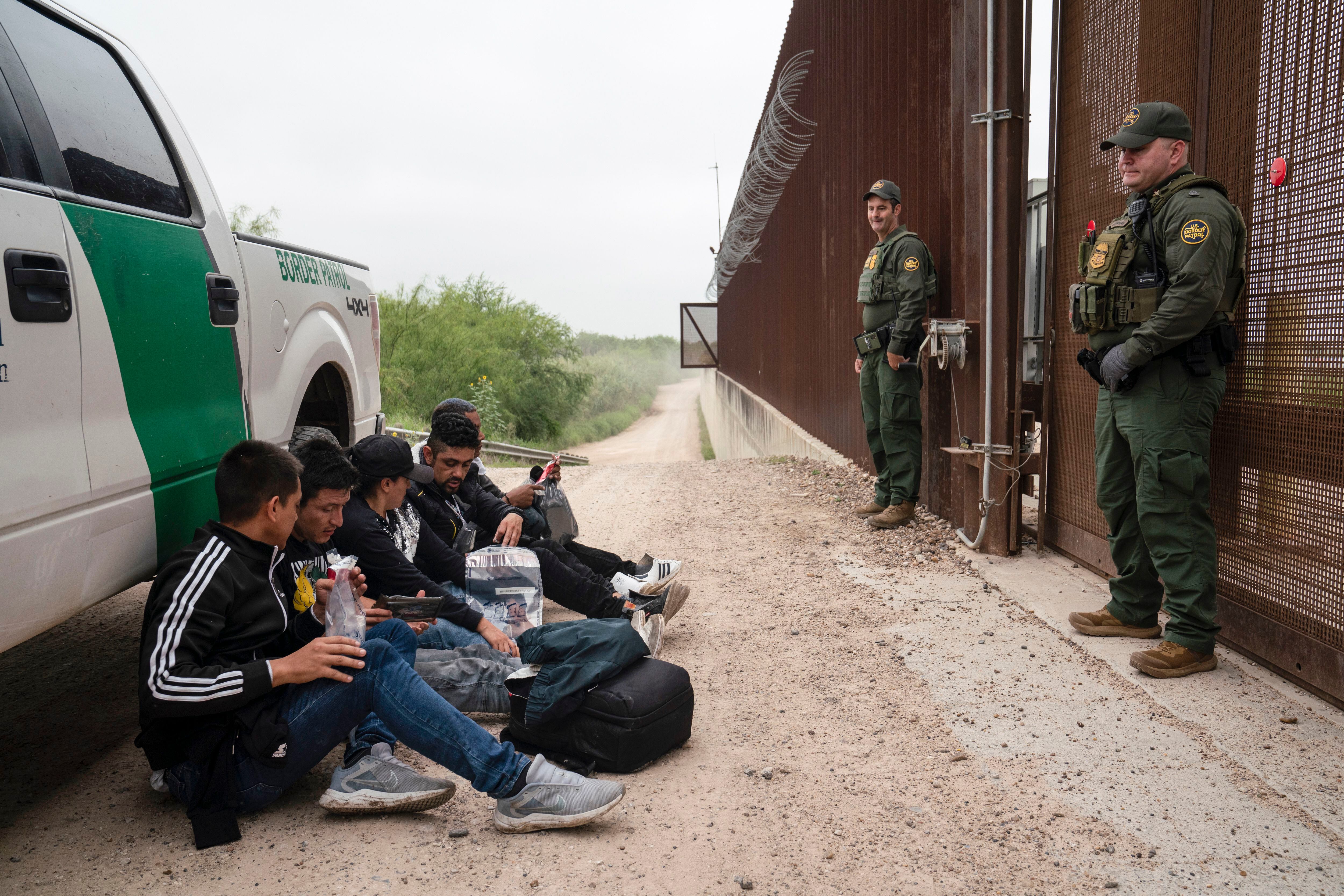 Soldados de EU arriban a frontera con México ante la llegada de migrantes este fin de semana