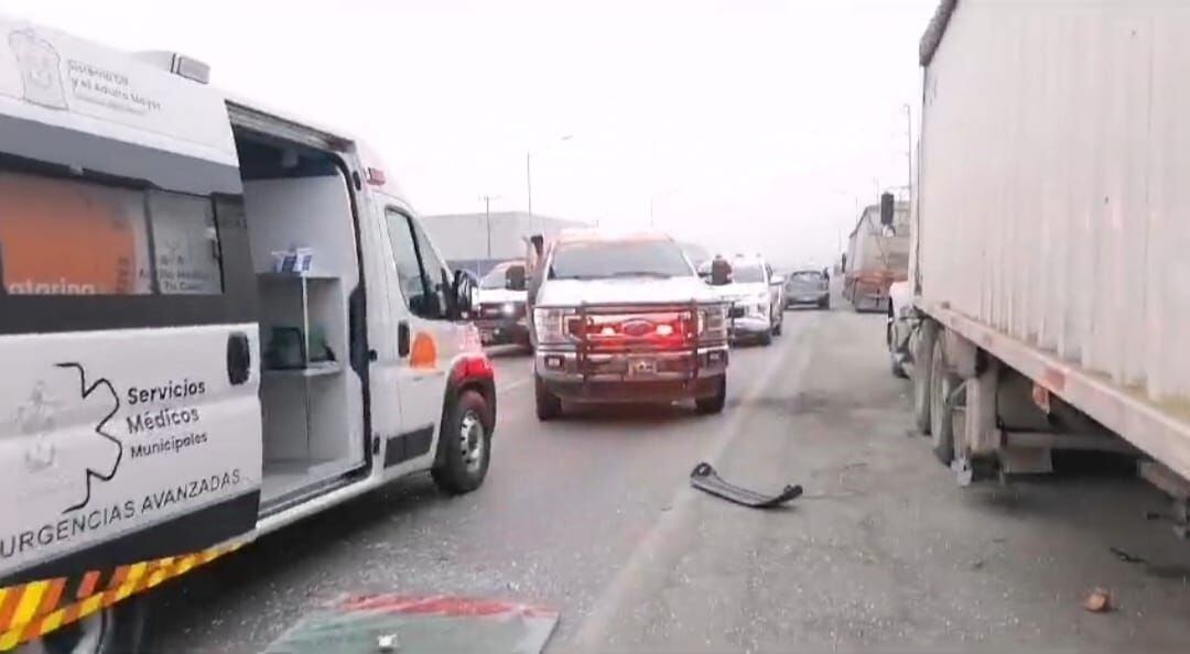 Los paramédicos llegaron al lugar para atender a los heridos tras el accidente. 