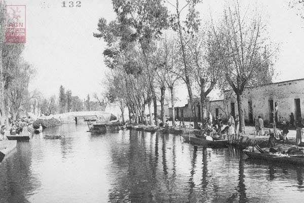 El Canal de La Viga en 1901, era el camino de agua principal que comunicaba hacia la zona oriente de la ciudad de México. (Foto: Facebook / AGN).