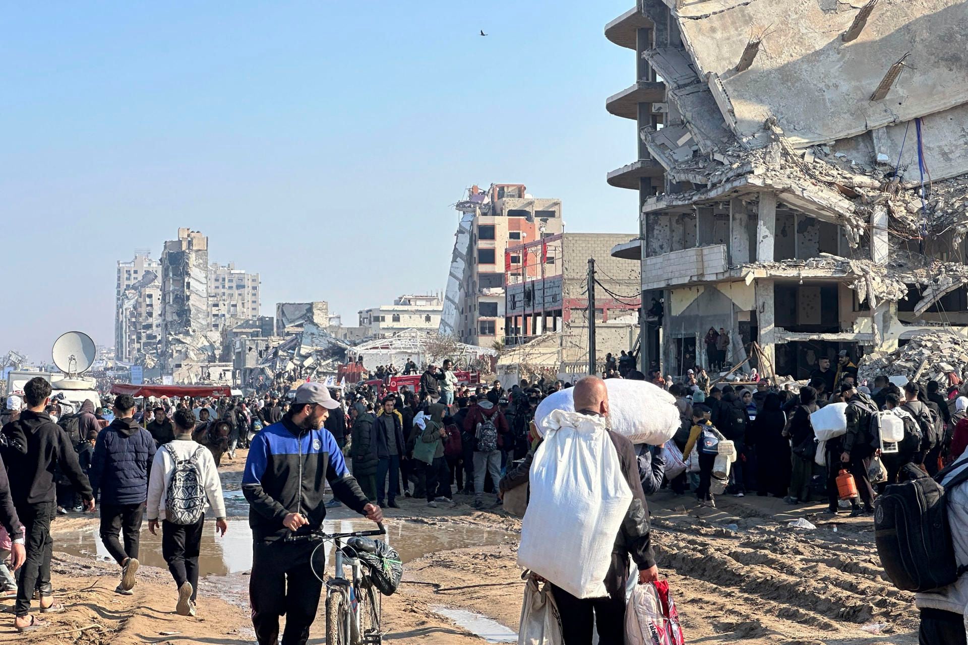 En la calle Rachid, que cruza de sur a norte la Franja de Gaza: Miles de palestinos intentan volver a sus hogares tras el alto al fuego.