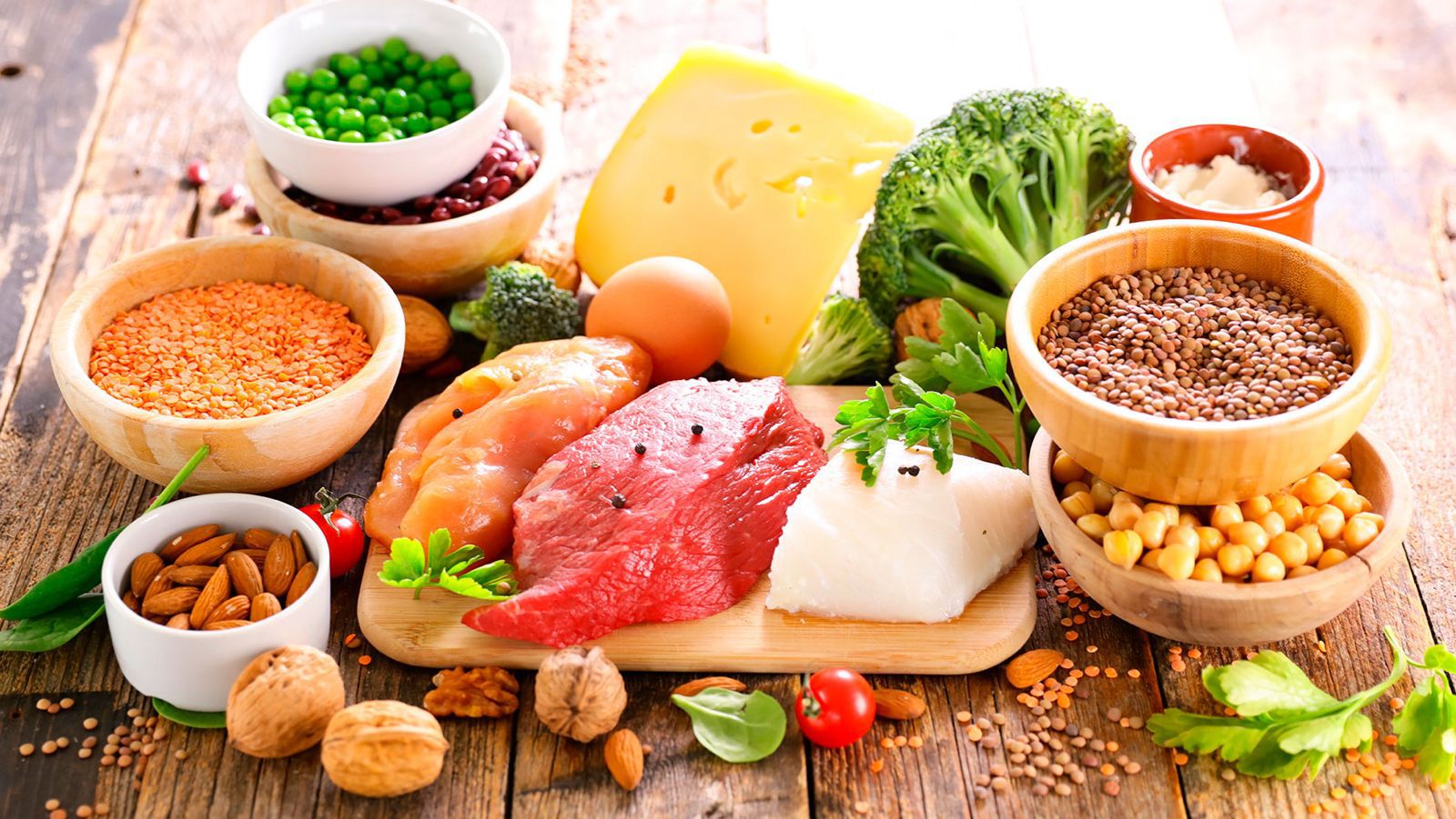 La proteína, en mayores cantidades, se encuentra en alimentos de origen animal como el pollo, la carne roja, la leche y el huevo; sin embargo, también es posible encontrarla en semillas y verduras. (Shutterstock)