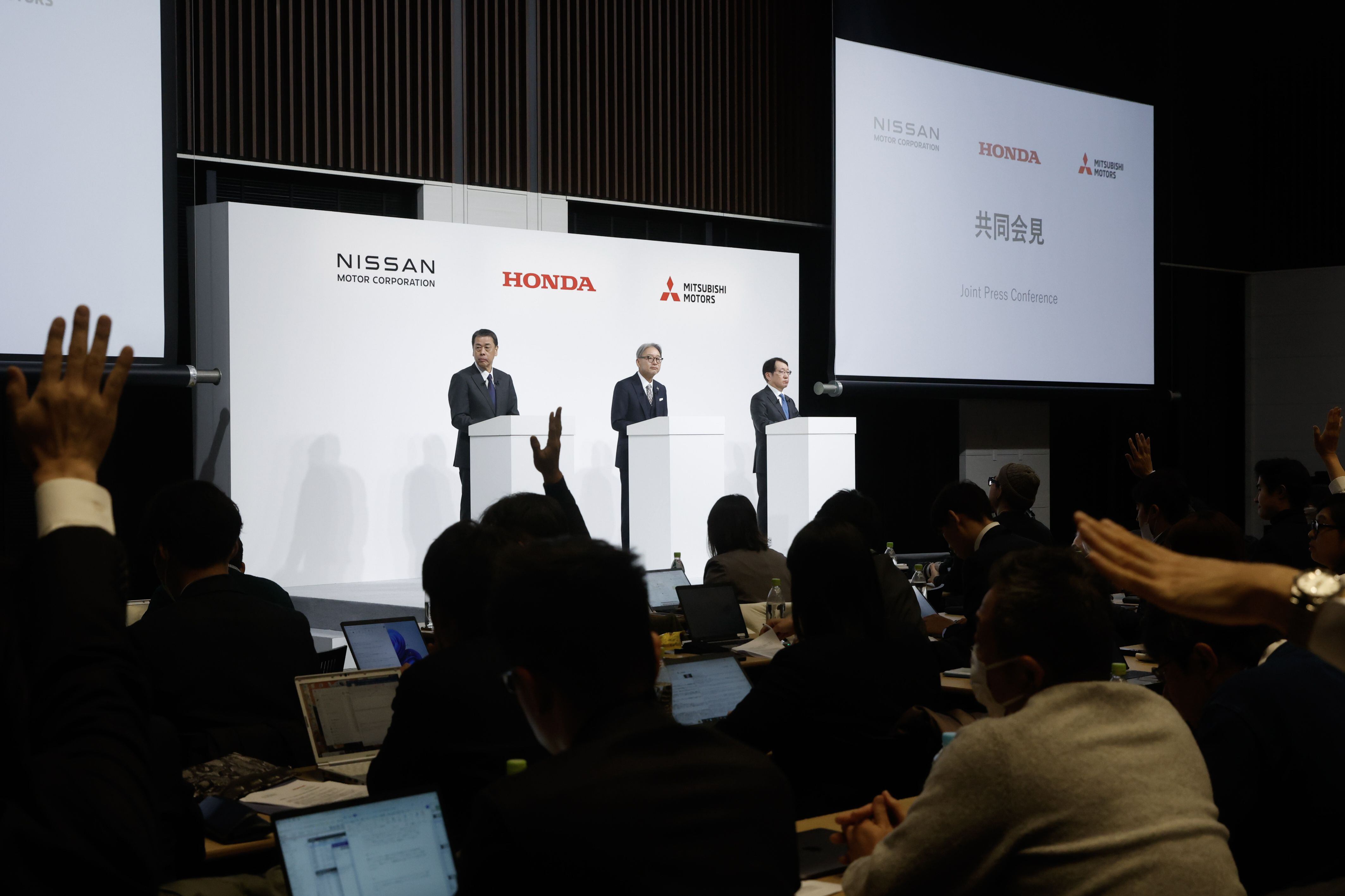 Los CEO's de Honda y Nissan, en conferencia de prensa este lunes 23 de diciembre en la que anunciaron formalmente que sus empresas buscan fusionarse.