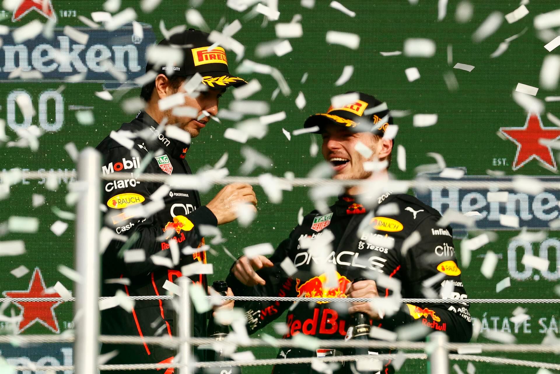 El holandés Max Vertapeppen (d), primer lugar, y el mexicano Sergio Pérez, tercer lugar, celebran en el podio hoy, al final del Gran Premio de Fórmula Uno de Ciudad de México en el Autódromo Hermanos Rodríguez en Ciudad de México (México). (Foto: EFE/José Méndez).
