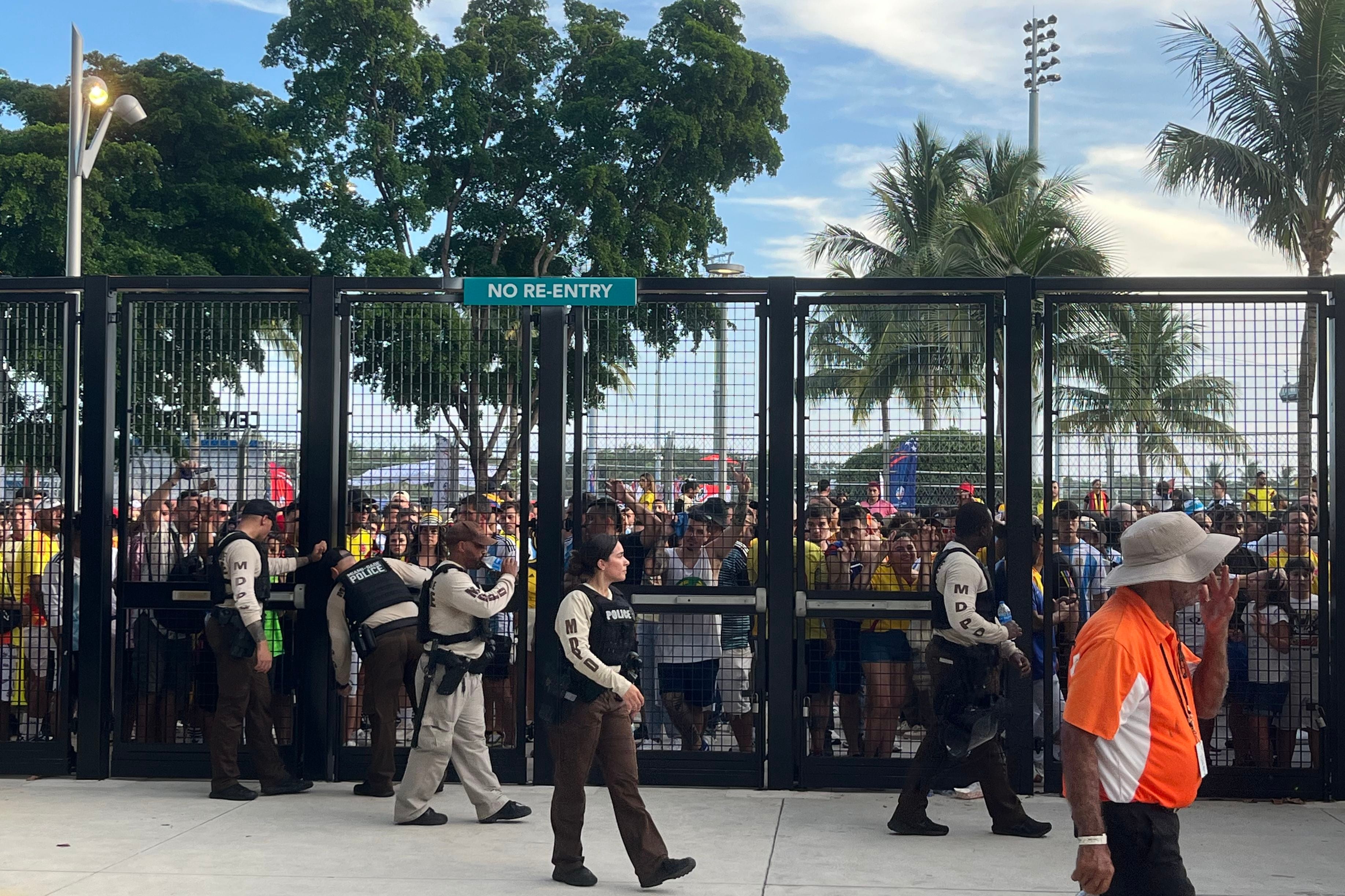 Policías toman el control de las puertas en la Copa América 2024 luego del caos en las entradas. (Foto: EFE)