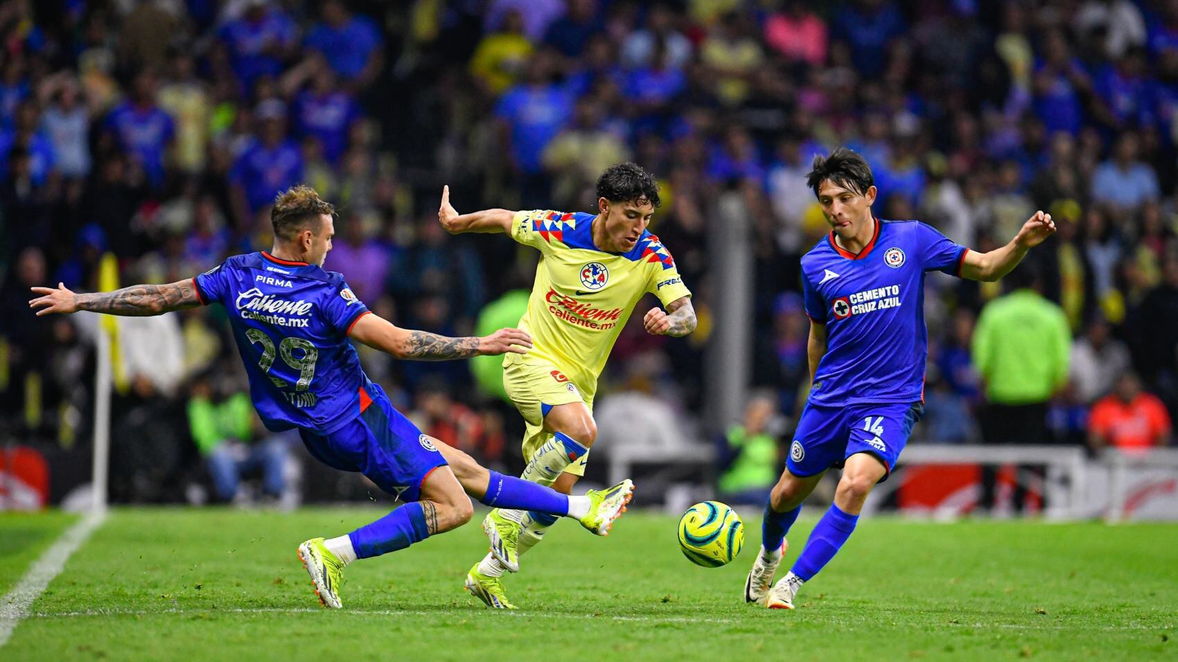 América y Cruz Azul juegan la quinta final del futbol mexicano entre ambos, la más repetida de la historia. (Foto: Mexsport)