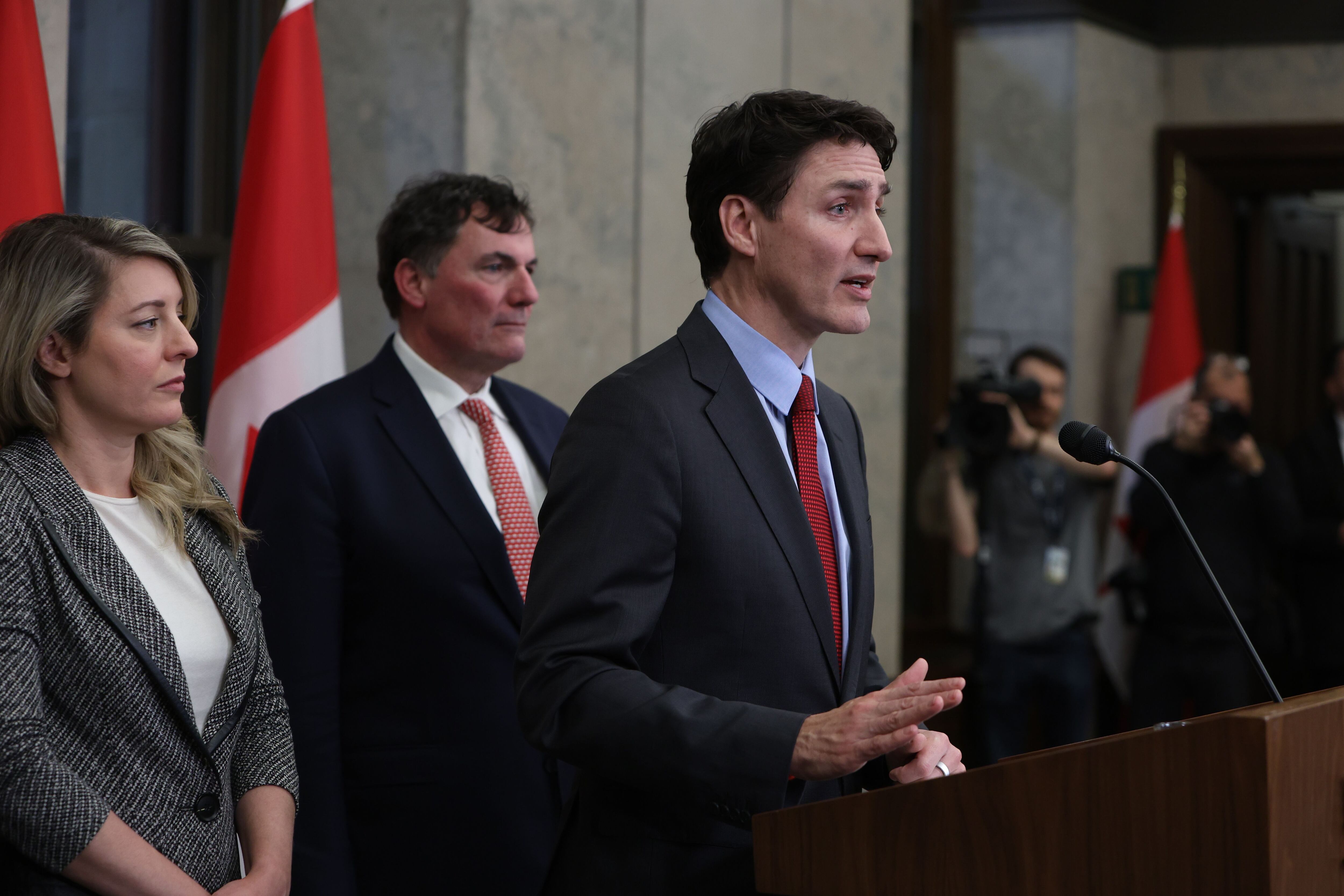 Justin Trudeau ha aplicado aranceles de represalia a EU y ha prometido combatir a Donald Trump.