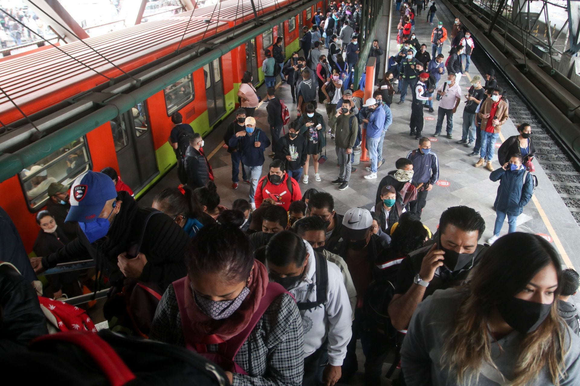 Las afectaciones en la línea 8 continúan por segundo día consecutivo, en donde pasajeros señalaron retrasos en el avance de los trenes.