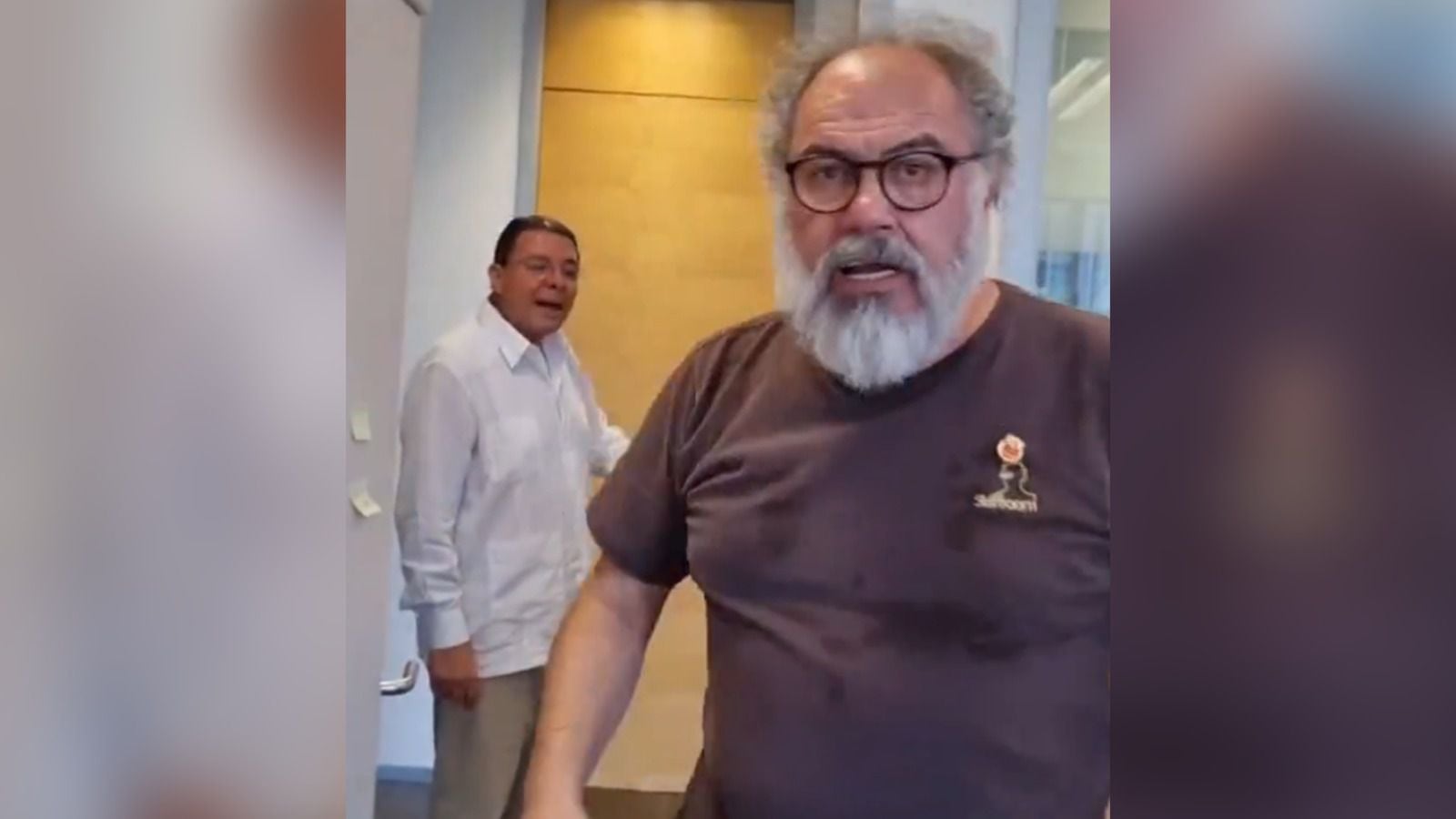 El cónsul adscrito Leopoldo Michel Díaz insultó a todo el personal diplomático que se encontró a su paso. (Foto: Captura de video)