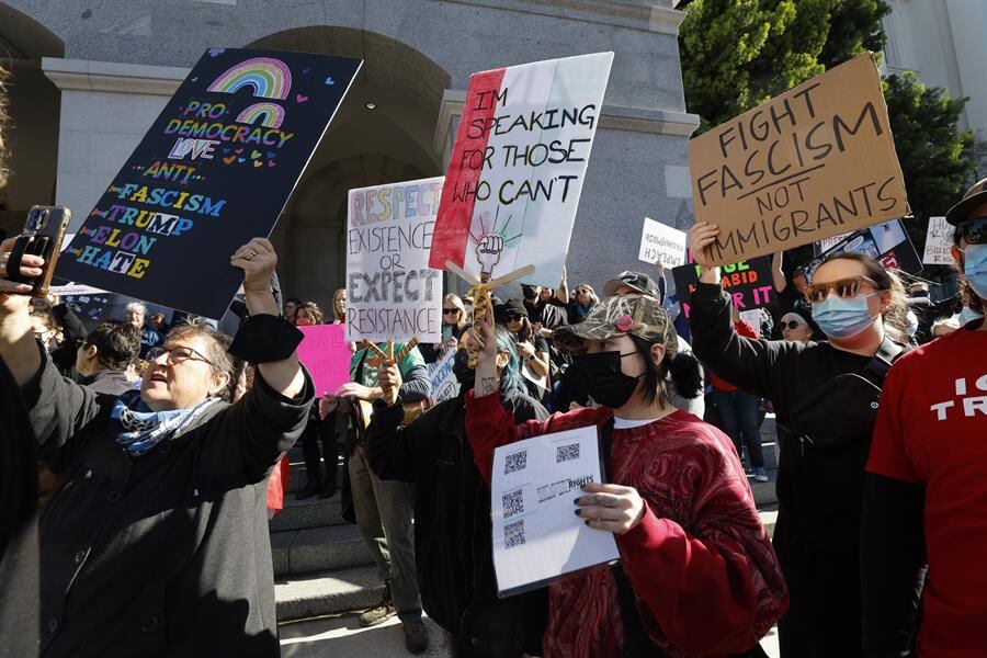 Las personas también protestaron contra acciones dirigidas a personas LGBTQ+. (Foto: EFE)