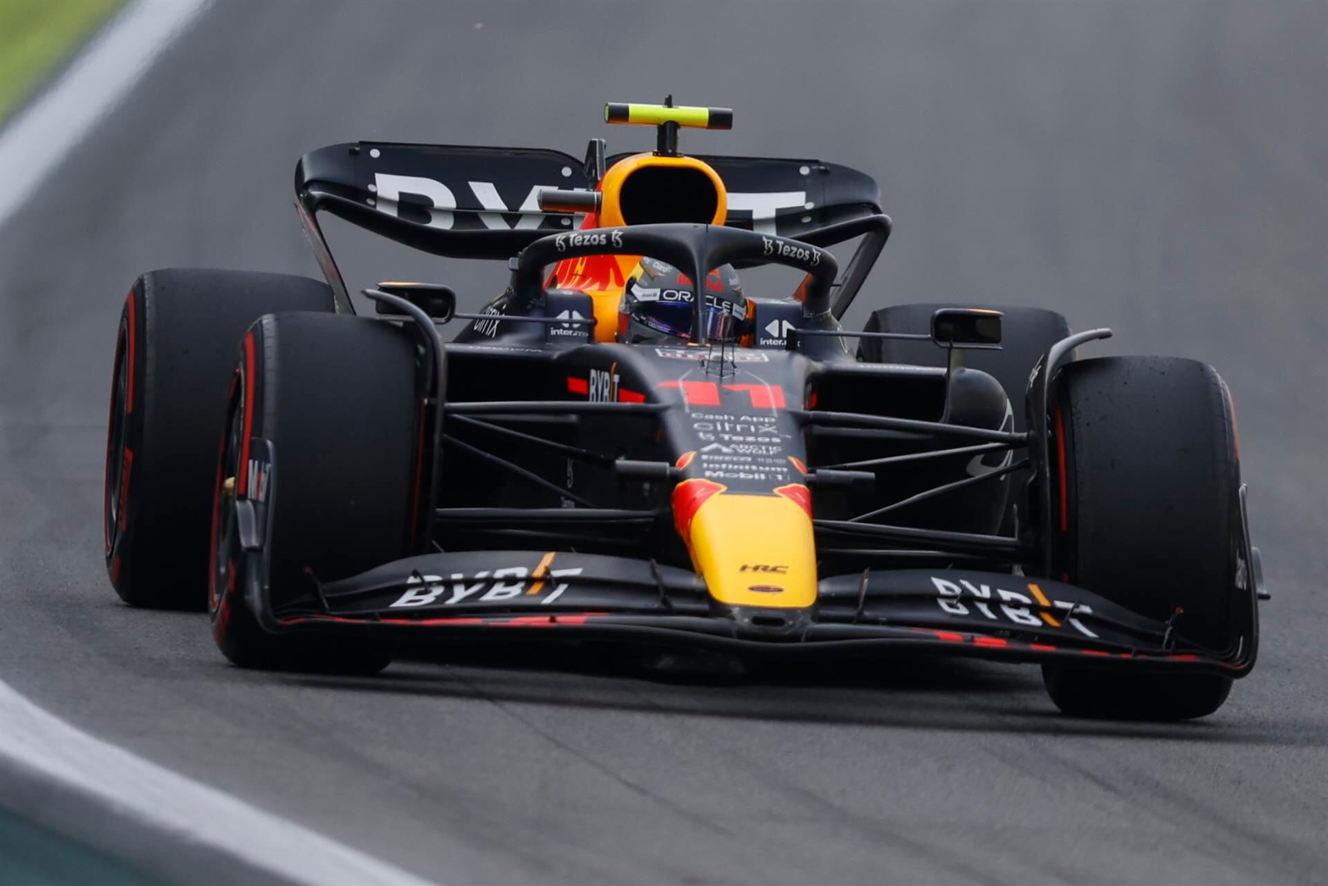 Verstappen ‘manda a volar’ a ‘Checo’ y Red Bull en Brasil: ‘No me pidan darle la posición’