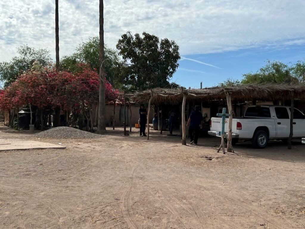 Una cruz está afuera de una casa en Sonora, México, en 2022, mientras familiares de la tribu Pascua Yaqui recogen a participantes culturales de su comunidad tribal relacionada.