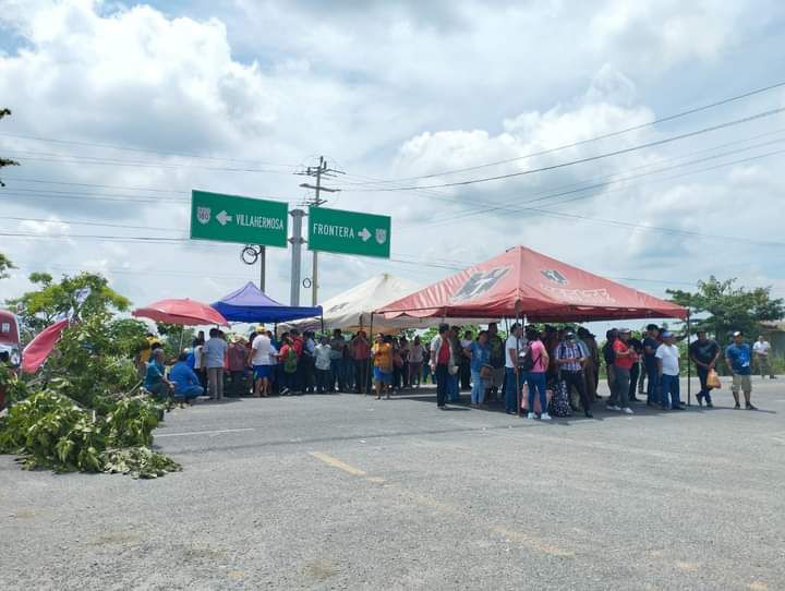 Bloqueos carreteros en Tabasco: Dos manifestaciones ‘enloquecen’ varios municipios