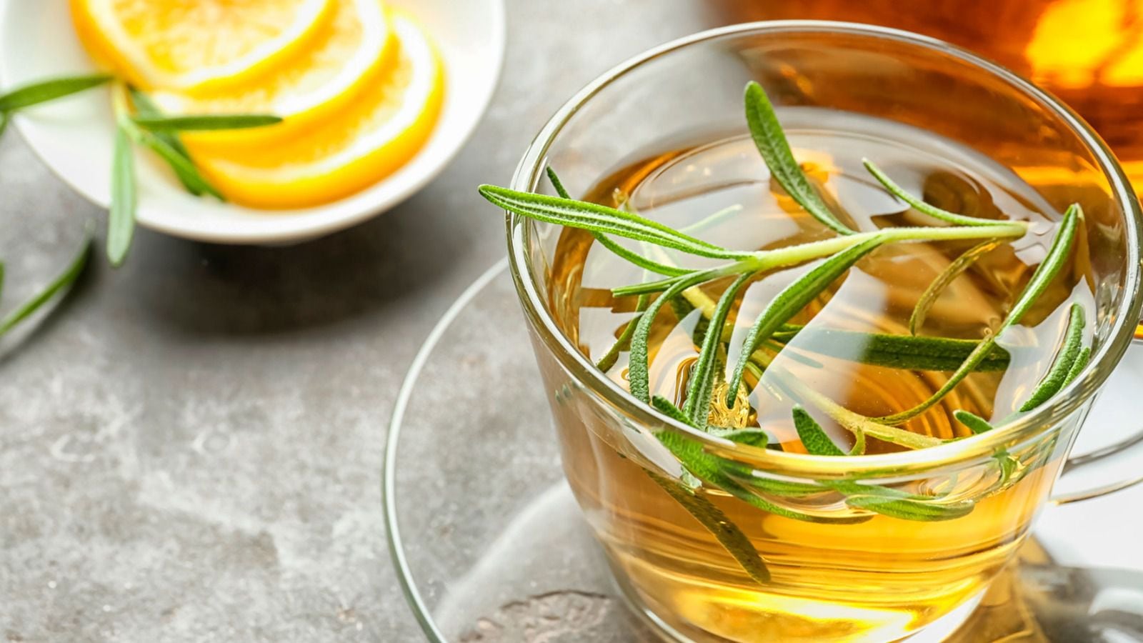 En ocasiones, el limón acompaña al té de romero. (Foto: Shutterstock)