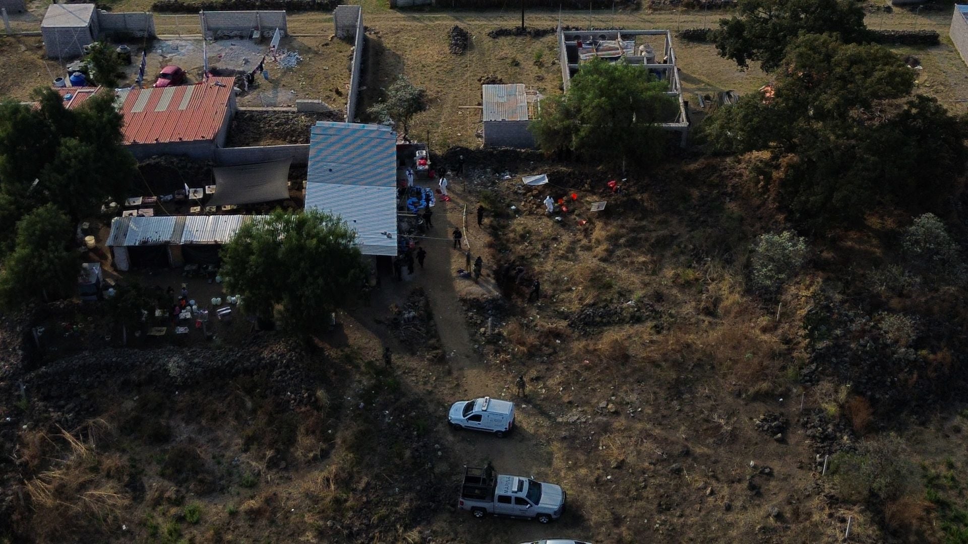 Tomas aéreas del predio en Camino a San Pablo, en la alcaldía Xochimilco. Las autoridades señalaron que los restos hallados podrían ser de una mujer desaparecida desde enero pasado.