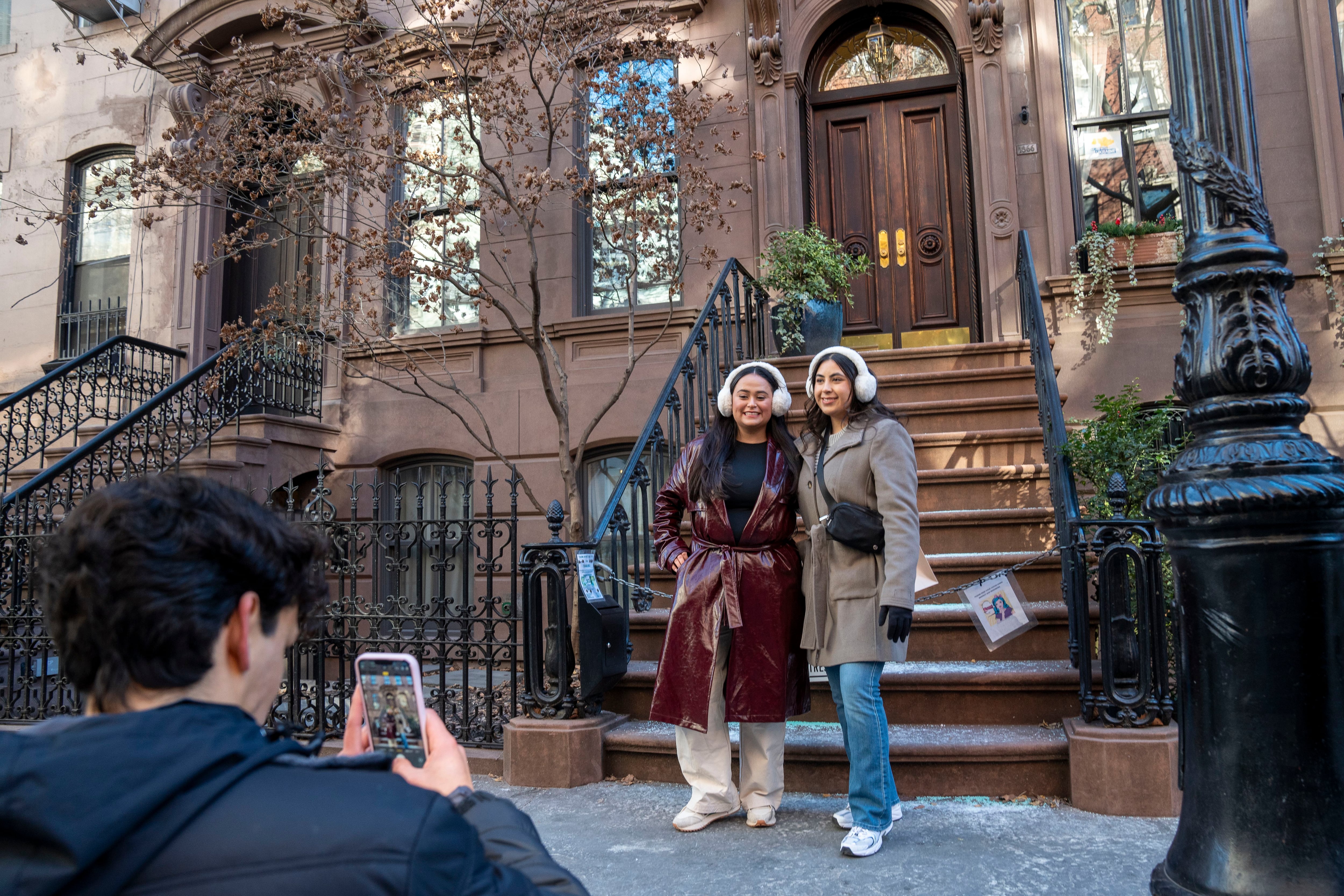 Una pareja de turistas se toma fotos frente a la casa donde se grabó la serie Sex and the City, en Nueva York (EE.UU.). (Foto:EFE/ Ángel Colmenares) 