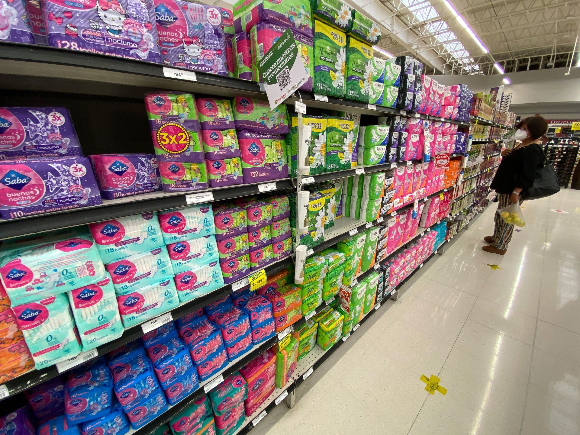 El impuesto rosa encarece artículos de uso femenino como toallas sanitarias, pero también productos más neutros como desodorantes y rastrillos. (Foto: Rogelio Morales/Cuartoscuro)