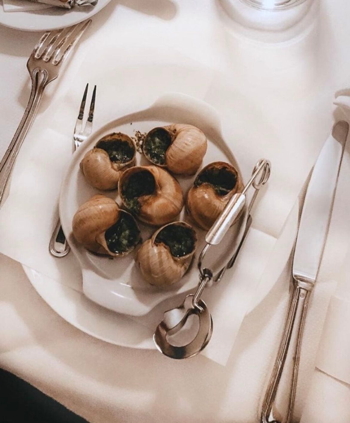 Los restaurantes del hotel Barrière Le Fouquet’s se especializan en comida francesa. (Foto: Instagram / @fouquets.paris)