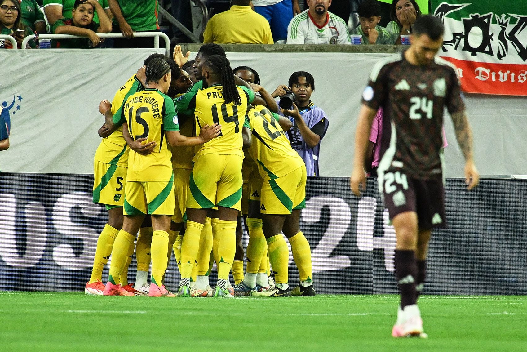 Los jugadores de Jamaica celebraron el tanto, pero todo se vino abajo por el VAR (Foto: Mexsport) 