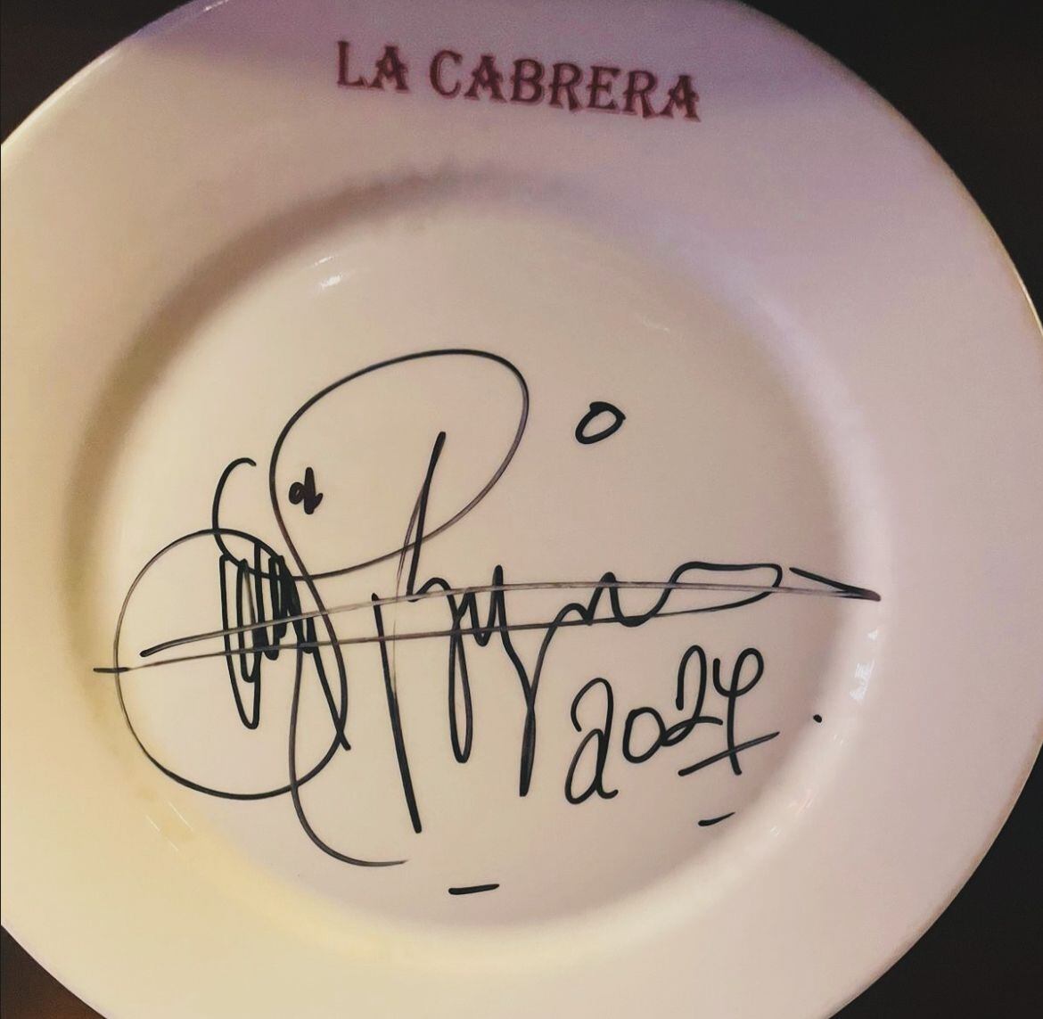 Luis Miguel firmó uno de los platos del restaurante en Colombia al que asistió. (Foto: Instagram / @lacabrera_bogota)
