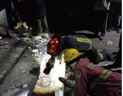 Explosión en coladera de Tlalnepantla deja dos personas lesionadas y daños en una casa 