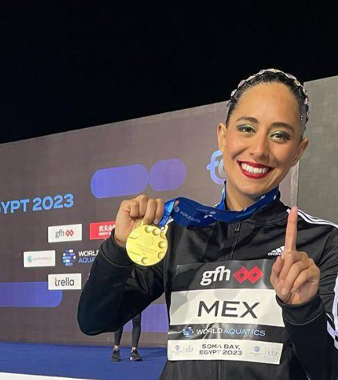 Jessica Sobrino presumió la medalla de oro obtenida por el equipo de natación artística en la copa mundial en Egipto en 2023. (Foto: Instagram @jessicasobrinoo)