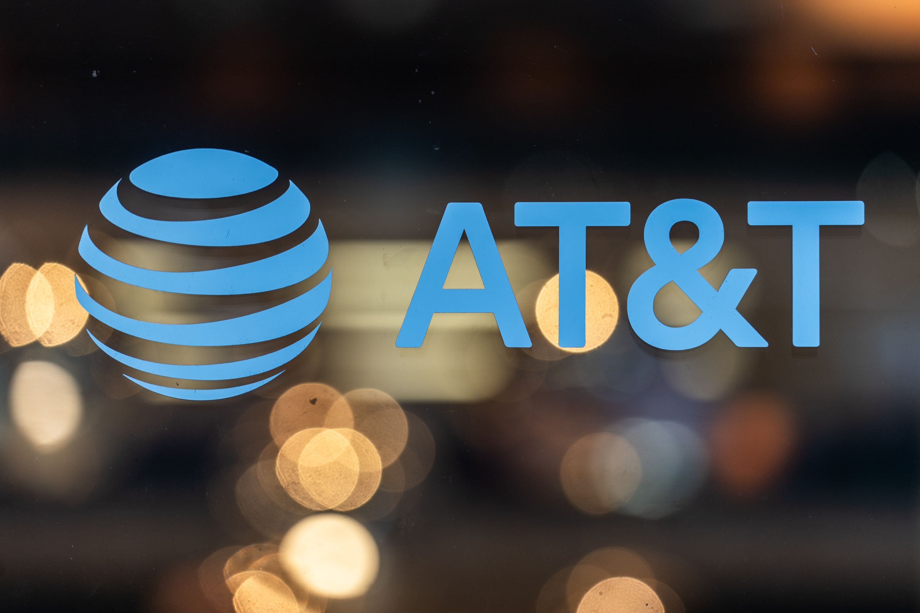 AT&T alcanza el color de su logo