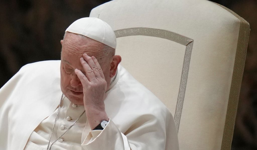 Papa Francisco aspira vómito y tiene que ser conectado a un respirador: ¿Cómo sigue?