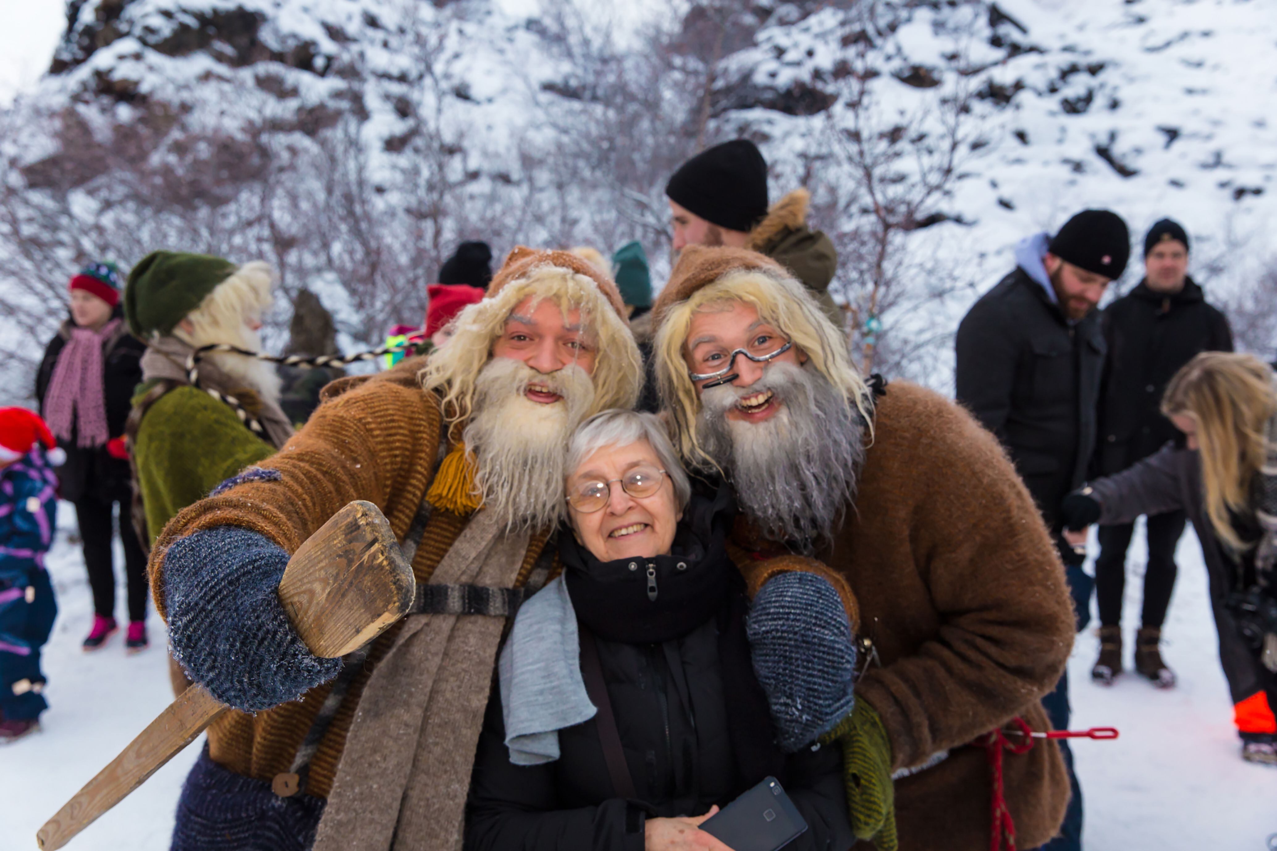 Yule Lads con una visitante en Dimmuborgir, Islandia. (Foto: Marcin Kozazcek para Visitmyvatn/Business Island)
