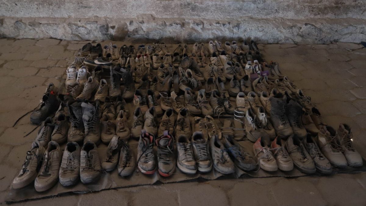 Autoridades hallaron restos óseos, ropa, mochilas, zapatos y otros objetos en el rancho Izaguirre en Teuchitlán, Jalisco.