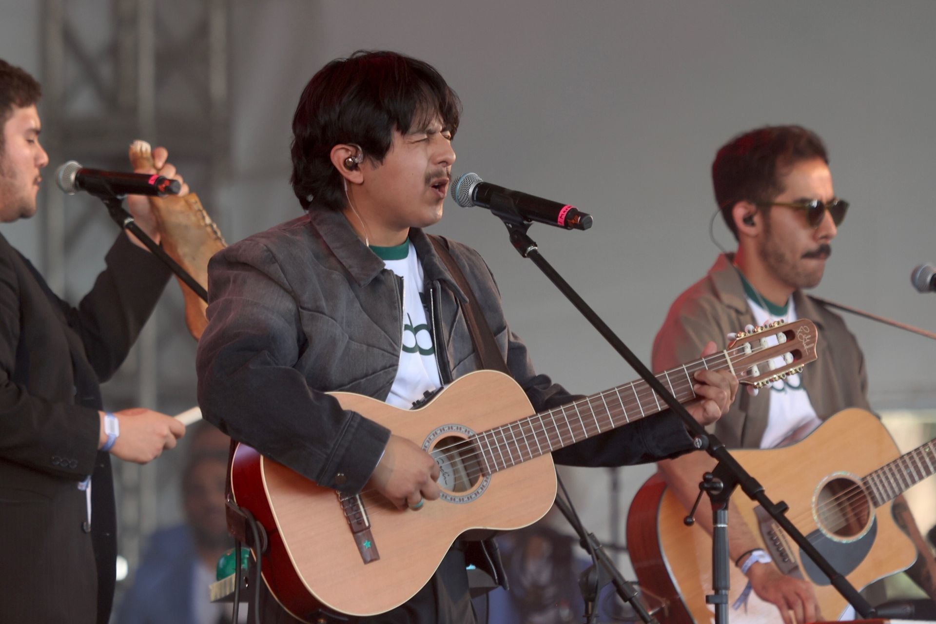 Macario Martínez durante su presenta en el primer día del Festival Iberoamericano de Cultura Musical Vive Latino, en su edición número 25, en el Estadio GNP Seguros de la capital del país. (Foto: Cuartoscuro.com).