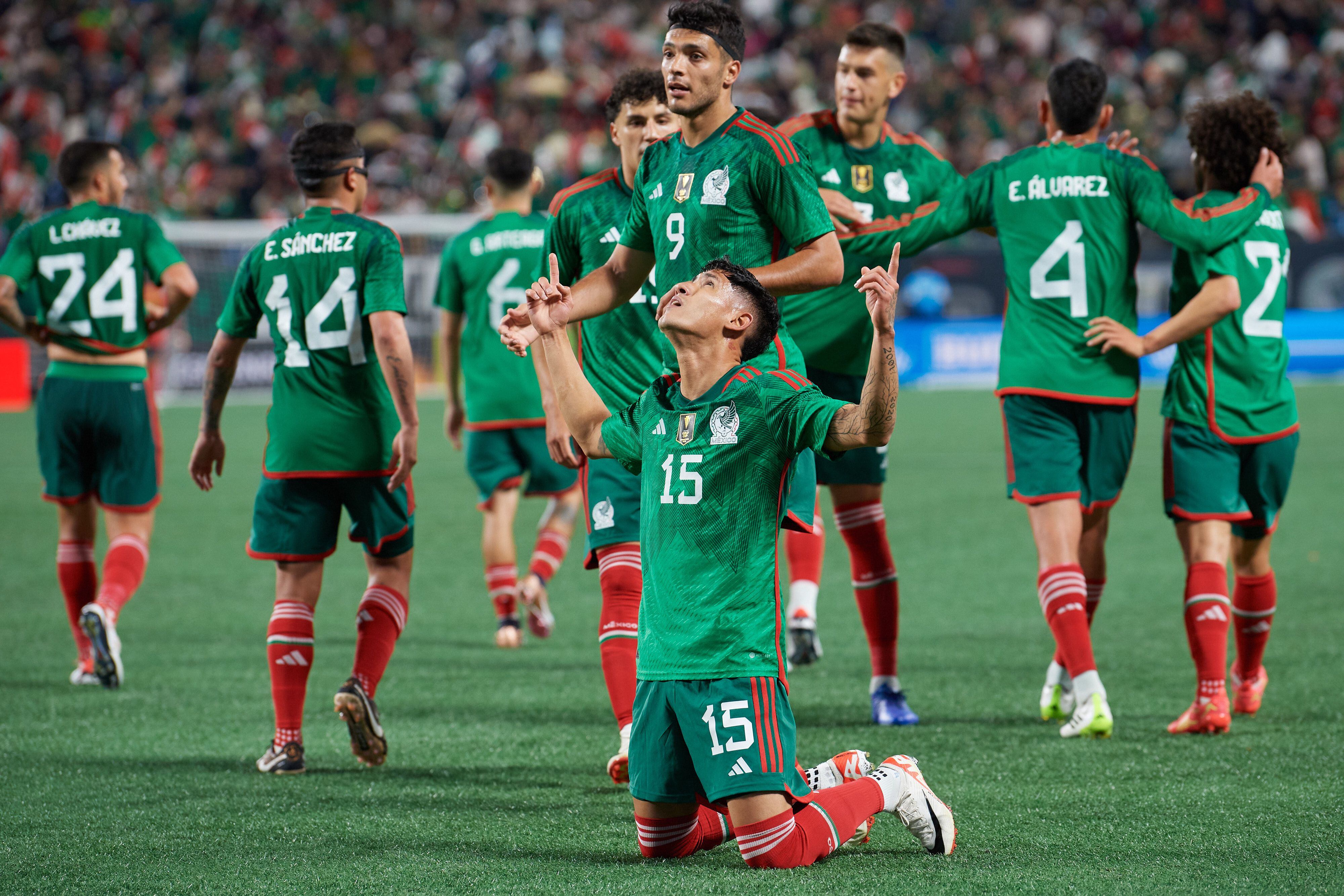Uriel Antuna celebrando su gol en partido México vs. Ghana.